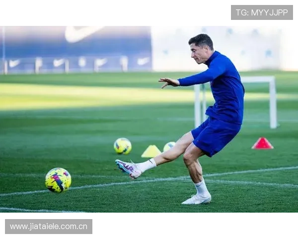 莱万佩戴防护面具恢复训练 或战毕尔巴鄂竞技